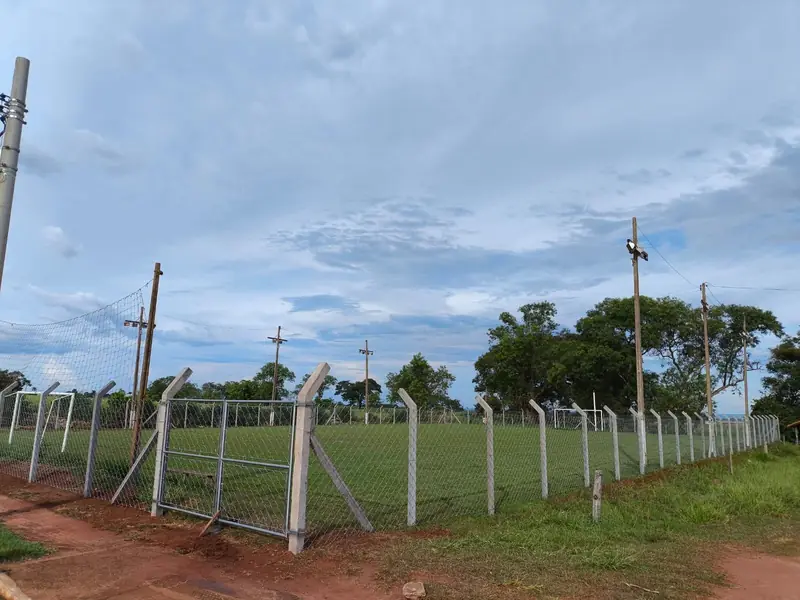 Campo de futebol cercado com alambrado
