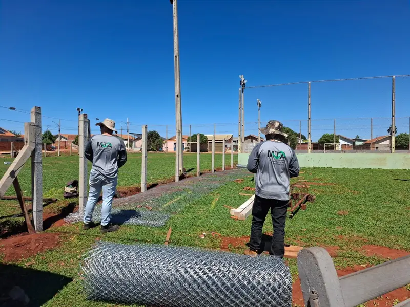 Equipe da Moreira Telas instalando alambrado em quadra