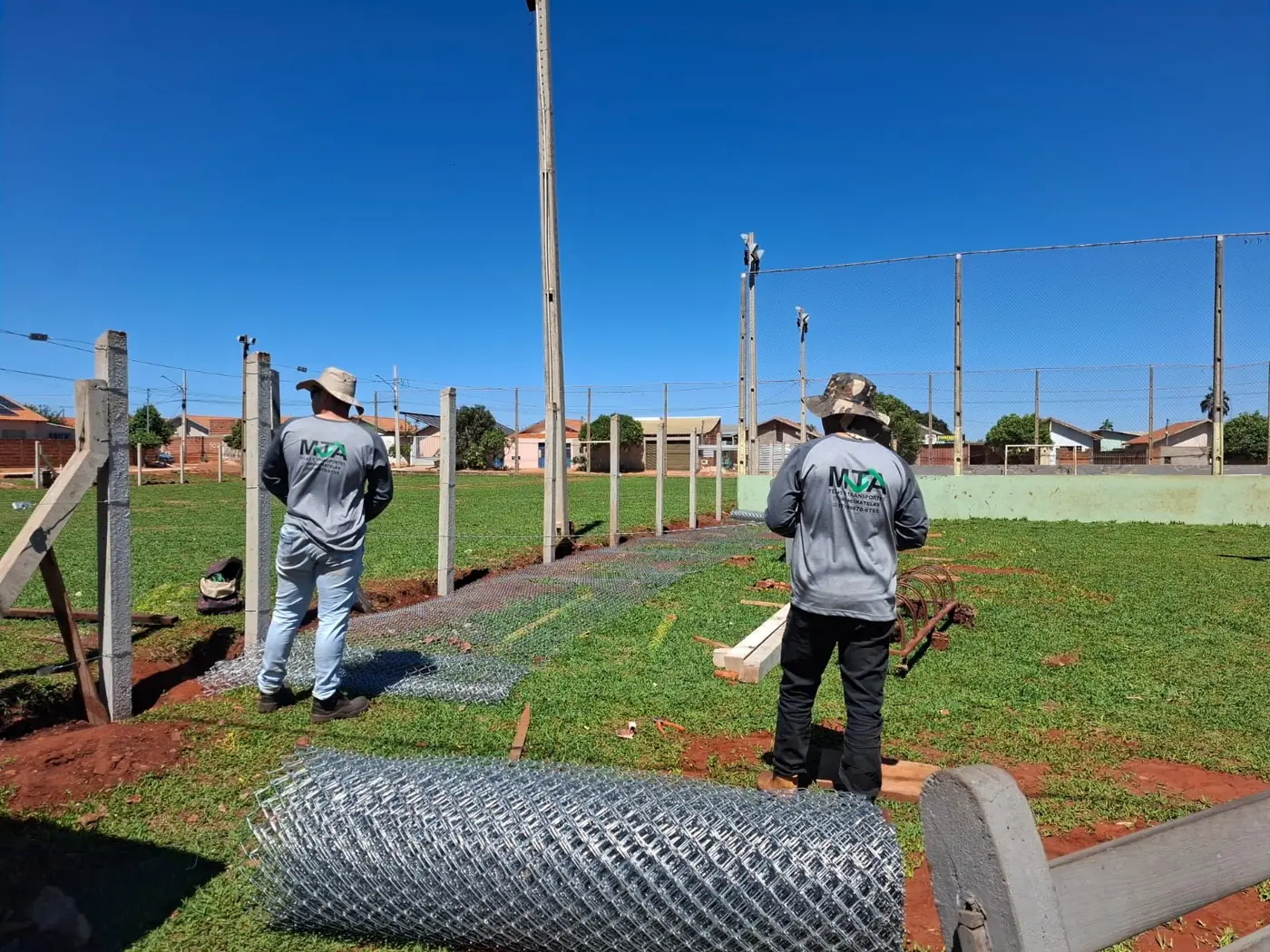 Equipe própria da Moreira Telas instalando alambrado