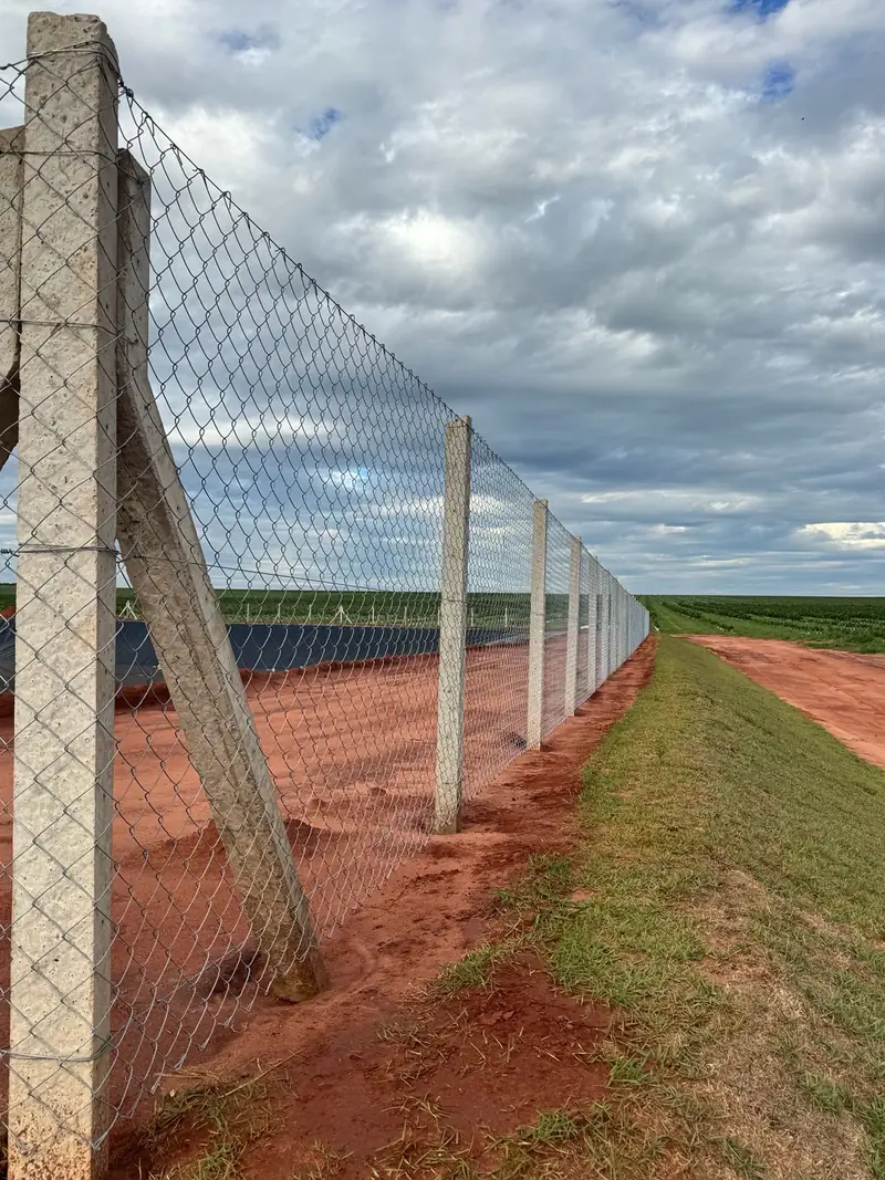 Alambrado com mourões de concreto em área rural extensa