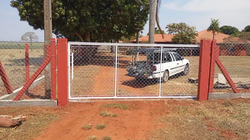 Portão de entrada de chácara com alambrado