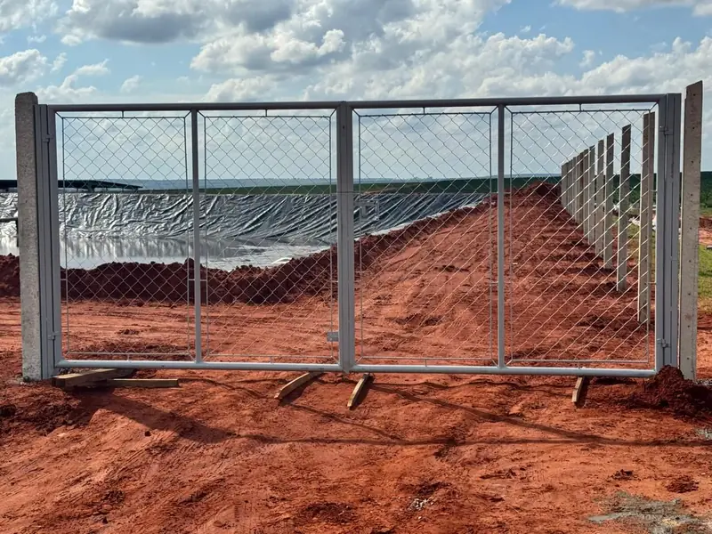 Portão duplo de tela em obra rural